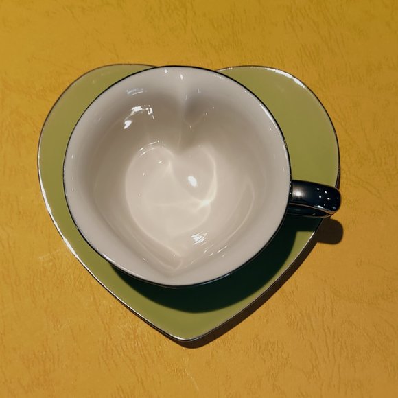 CLASSIC COFFEE & TEA Inside Out Heart Cup and Saucer Set with Platinum Trim - Picture 5 of 8